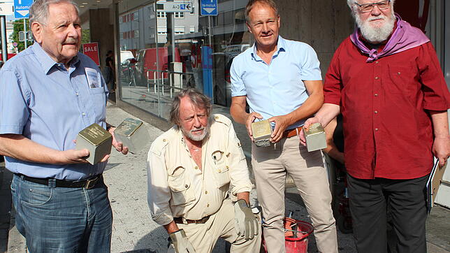 Singen ist um vier Stolpersteine reicher, bei der Übergabe waren (von links) der stellvertretende Bürgermeister Manfred Bassler, ...