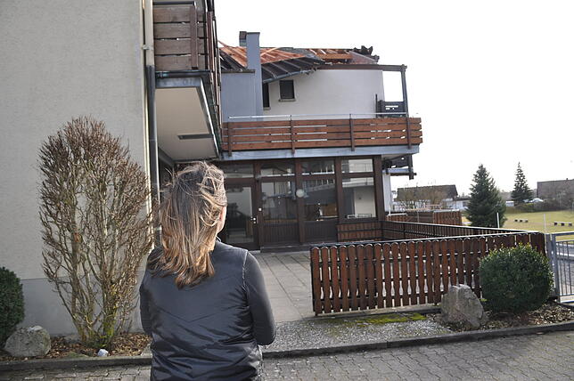 Das Dach des Gasthauses Hirschen wurde vom Sturm zerstört. Im Vordergrund Inhaberin Monika Reichardt, die dem Geschehen machtlos zusehen ...