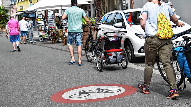 So ist es richtig. Doch nicht alle Radfahrer halten sich in Überlingen an die Fahrverbotsregeln, sie fahren, statt ihr Rad zu schieben. ...