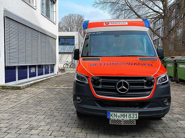 Der Rettungswagen der Malteser vor dem Konstanzer Klinikum.
