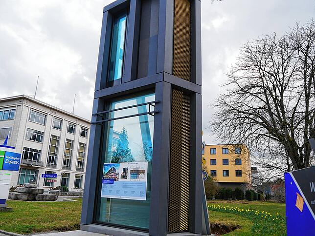 Die Musterfassade vor dem Singener Rathaus zeigt eine Fassade, wie sie so an keiner Stelle verbaut ist: Hier sind verschiedenste Teile ...