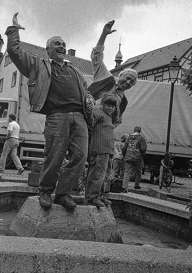 Im Juni 1996 stellen sich Fördervereinsbeirat Karl Bosch (links), Vorsitzender Hubert Kunicki und ein kleines Mädchen für einen ...