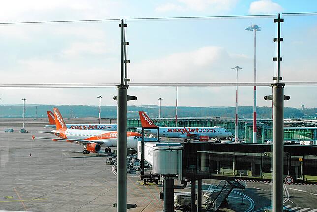 Maschinen der Fluggesellschaft Easyjet stehen am Euroairport Basel-Mulhouse (Archivbild).