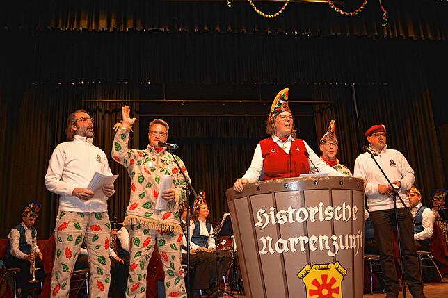 Zunftmeisterin Birgit Beck schlägt ernstere Töne an, gesanglich begleitet wird sie vom Quartett (von links): Martin Lenzer, Hardy Frick, ...
