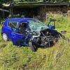 Das Auto des Unfallverursachers steht völlig demoliert auf der Wiese bei Rüdlingen.