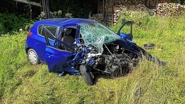 Das Auto des Unfallverursachers steht völlig demoliert auf der Wiese bei Rüdlingen.