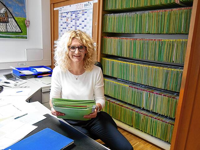 Da die Grundsteuermessbescheide den Gemeinden künftig nur digital zugehen, werden die Grundsteuerakten hinter Nicole Glombik, ...