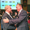 Glückwunsch nach der Auszählung: Jan Zeitler, der Sieger und bisherige Oberbürgermeister (rechts), mit Martin Hahn, dem Herausforderer ...
