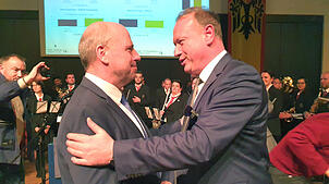 Glückwunsch nach der Auszählung: Jan Zeitler, der Sieger und bisherige Oberbürgermeister (rechts), mit Martin Hahn, dem Herausforderer ...