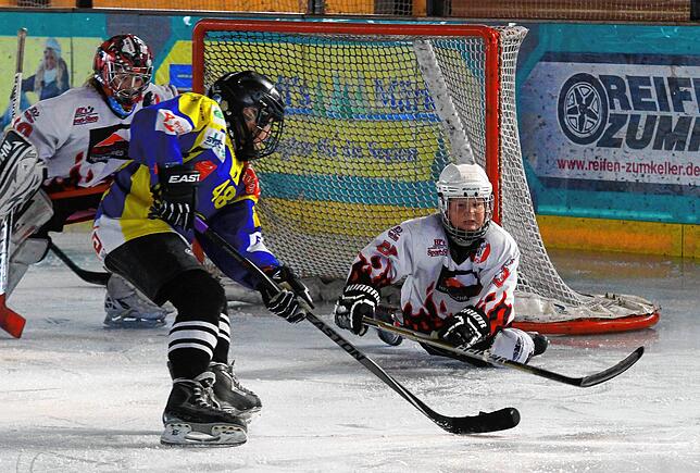 Voller Einsatz: Steffen Helmle (rechts) vor gut zehn Jahren bei einem Spiel des EHC Herrischried als konzentrierter Verteidiger.