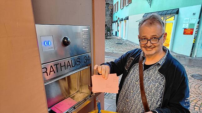 Thomas Bernauer leert am Sonntag, punkt 18¦Uhr, den Briefkasten mit den Briefwahlstimmen am Rathaus in Tiengen. Er ist einer von ...
