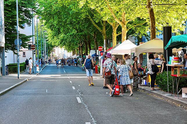 Bild 2: Mega Flohmarkt in Konstanz und Kreuzlingen: die ersten Besucher schlendern über die Verkaufsflächen