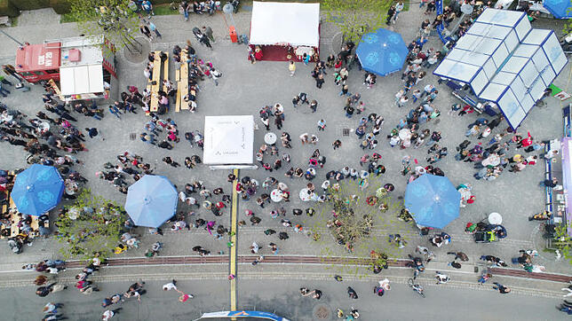 Das Festivalgelände am Alten Festhallenplatz von oben. Es ist den Veranstaltern hoch anzurechnen, dass für das Open-Air kein Eintritt ...
