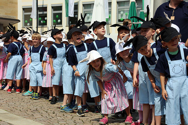 Wo bleibt der Seehas nur? Die Erstklässler von der Bodenseeschule St. Martin haben es vor Spannung kaum noch ausgehalten und sind ...