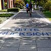 Die Aufforderung zur Rücksichtnahme in großen blauen Buchstaben beim Herosépark. Radfahrer fahren meist achtlos darüber hinweg, hier ...