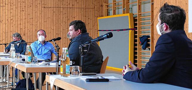 Matthias Heumos (Dritter von links) und sein Kollege Christopher Berberich (rechts) vom Büro Sieber Consult GmbH erläuterten die ...