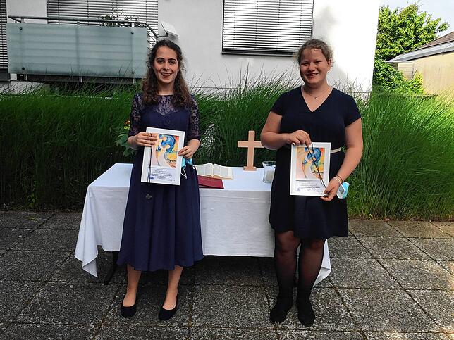 Lotta Meiners (links) und Nele Fricker wurden gemeinsam konfirmiert.