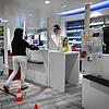 Eine Plexiglasscheibe trennt eine Kundin vom Personal in einer Apotheke. Der Schweizer Apothekerverband pharmaSuisse hat trotz ...