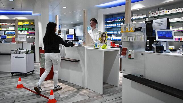 Eine Plexiglasscheibe trennt eine Kundin vom Personal in einer Apotheke. Der Schweizer Apothekerverband pharmaSuisse hat trotz ...