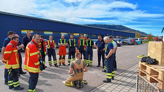 David Brauch, Berufsfeuerwehr Basel erklärt den interessierten Feuerwehrleuten aus Laufenburg, Bad Säckingen, Rickenbach und Wehr, wie ...