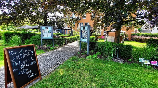 Terrasse direkt im Garten, Parkplätze vor dem Haus: Das Ganter Hotel und Restaurant Mohren in der Pirminstraße 141.
