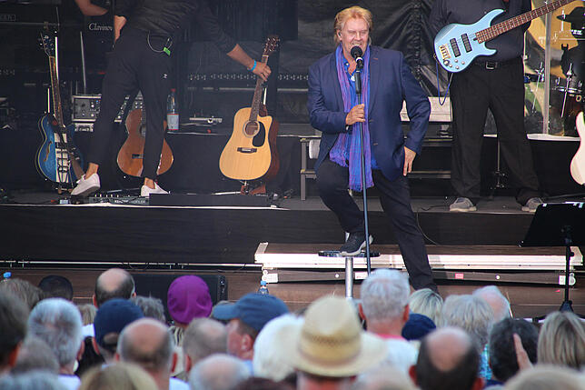 Lässig und mit 73 Jahren kein bisschen leise. So präsentierte sich Howard Carpendale vor rund 1.500 Zuschauern beim Open-Air-Konzert in ...