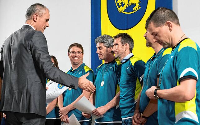 2018: Beim Neujahrsempfang 2018 der Stadt Meßkirch überreichte Bürgermeister Arne Zwick der 1. Badminton Mannschaft des TV Meßkirch die ...