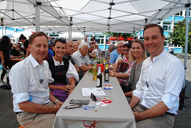 Waldshut-Tiengens Oberbürgerbürgermeister Philipp Frank, SPD-Bundestagsabgeordnete Rita Schwarzelühr-Sutter sowie Ann-Kathrin und Felix ...
