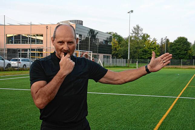 Auch als Schiedsrichter sind die Dienste von Markus Erath gefragt. Der 58-Jährige leitet gerne Spiele und hat sich Respekt erarbeitet.