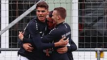Der Stockacher Torjäger Douglas Knappe (links) feiert mit seinen Teamkollegen.