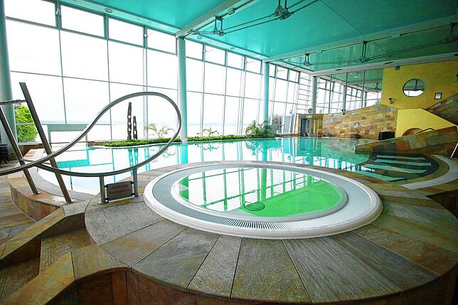 Die Badewelt der Meersburger Therme verfügt über mehrere Pools. Hier sind das Wasserbecken und der Whirlpool in der Haupthalle zu sehen.