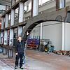 In der Produktionshalle der Schwenninger Firma Industriebau Haller werden diese riesigen Stahlkomponenten für das Dach des neuen ...
