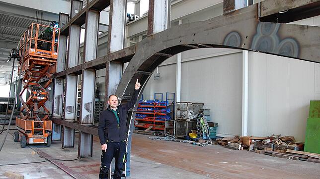 In der Produktionshalle der Schwenninger Firma Industriebau Haller werden diese riesigen Stahlkomponenten für das Dach des neuen ...