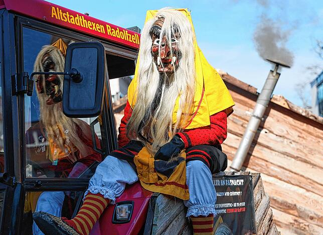 Bild 38: Bunte Kostüme und fröhliche Stimmung beim Fastnachtsumzug 2025