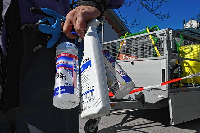 Anti-Graffiti-Lösungsmittel helfen Steve Wittkowski bei der Arbeit.