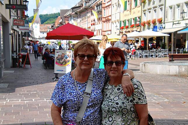 Marianne Scherer und Hilde Rodel wollen den Tag zusammen in aller Ruhe in Deutschland verbringen.