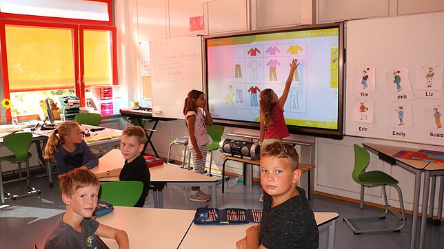 Die Drittklässler an der Schellenberger Schule in Hausen vor Wald werden teilweise mittels Display unterrichtet. Salome schiebt an der ...