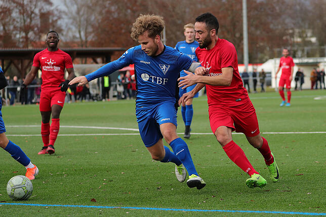Daniel Constantin links (FC) gegen Maher Haj Sulaiman (TSV).