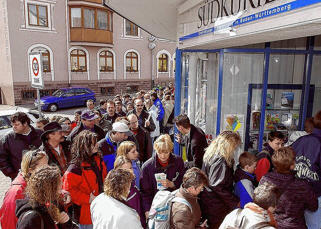 Auch Kult: Die Warteschlange 2017 beim Vorverkauf vor der SÜDKURIER-Geschäftsstelle. Eventuelle Restkarten gibt es nur auf der ...
