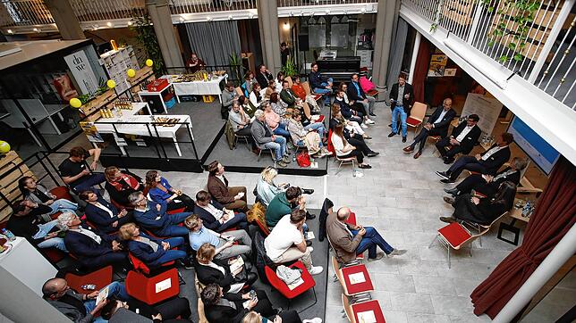 Rund 50 Interessierte kamen zur Podiumsdiskussion &bdquo;Einzelhandel und die Innenstadt von morgen&ldquo; in die einstmalige Kirche ...