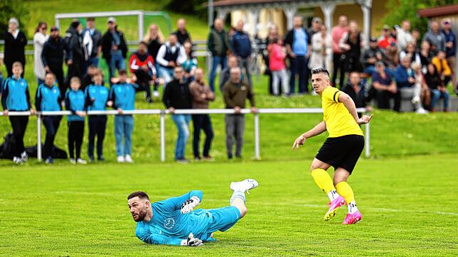 Mergim Haziri (l.) und der ESV Südstern Singen brauchen am Samstag gegen Rot-Weiß Salem einen Sieg, um am Tabellenführer FC ...
