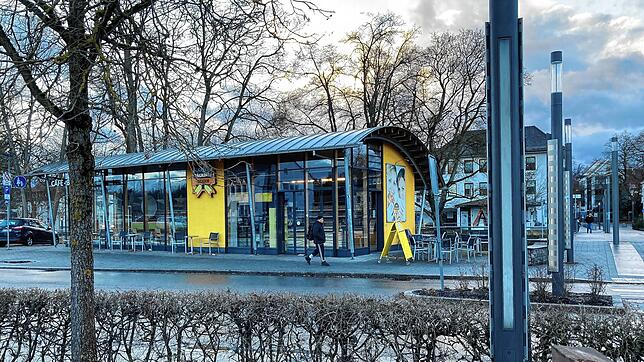 Auch wenn drinnen noch ein paar Lampen an sind: Die Filiale der Landbäckerei Geiger am Villinger Bahnhof ist geschlossen. Ende Februar ...