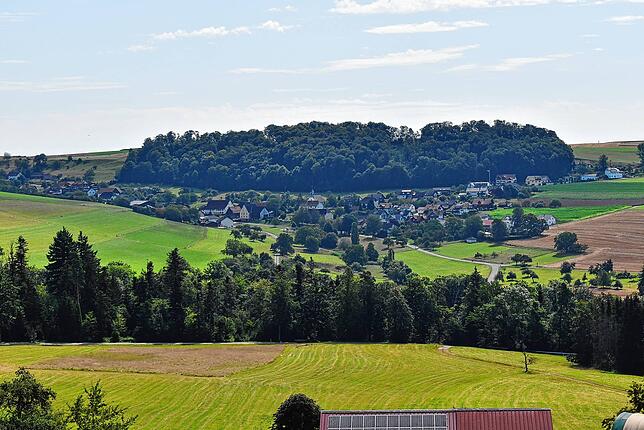Eingebettet in zwei sanfte Höhenzüge liegt der Orteil Obermettingen, wo Manuel Möllnitz mit seiner Familie im eigenen Haus wohnt.