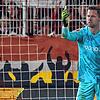 Nach dem Wurf eines Feuerzeuges, das Bochums Torwart Patrick Drewes am Kopf traf, wird das Spiel nun wohl als Niederlage für Union ...