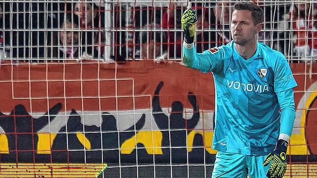 Nach dem Wurf eines Feuerzeuges, das Bochums Torwart Patrick Drewes am Kopf traf, wird das Spiel nun wohl als Niederlage für Union ...