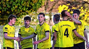 Connor Mitchel (links) traf alleine viermal beim 7:0-Erfolg des SV Denkingen gegen die Spfr Owingen-Billafingen.