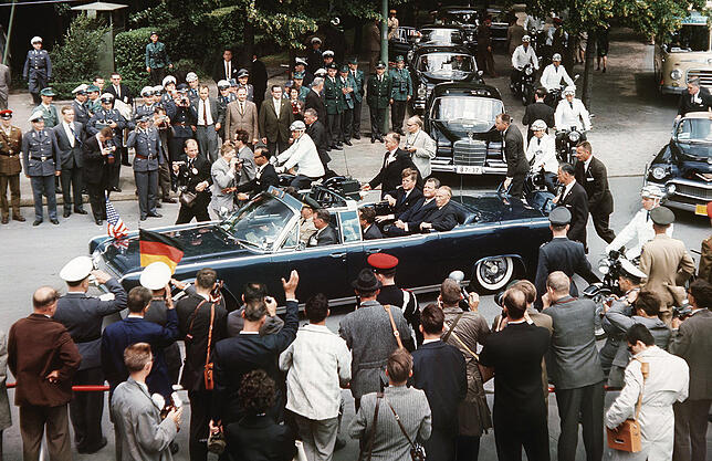 26.6.1963: Der damalige amerikanische Präsident John Fitzgerald Kennedy, der Regierende Bürgermeister von Berlin Willy Brandt und der ...