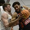 Energiebündel: Auch der Nürnberger Sebastian Schröder (links) vermochte Panthers-Spieler Courtney Stockard (rechts) nicht zu stoppen.