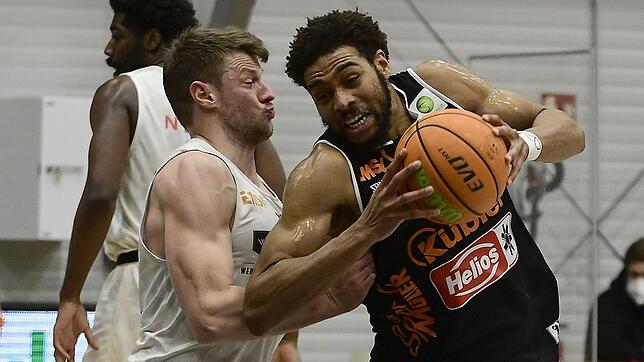 Energiebündel: Auch der Nürnberger Sebastian Schröder (links) vermochte Panthers-Spieler Courtney Stockard (rechts) nicht zu stoppen.