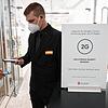 Ein Mitarbeiter eines Stuttgarter Kaufhauses kontrolliert am Eingang den Impfnachweis einer Kundin. Inzwischen gilt wieder 3G im ...